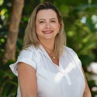 Notary Public in Miami, Florida 33180, Laura Aranguren